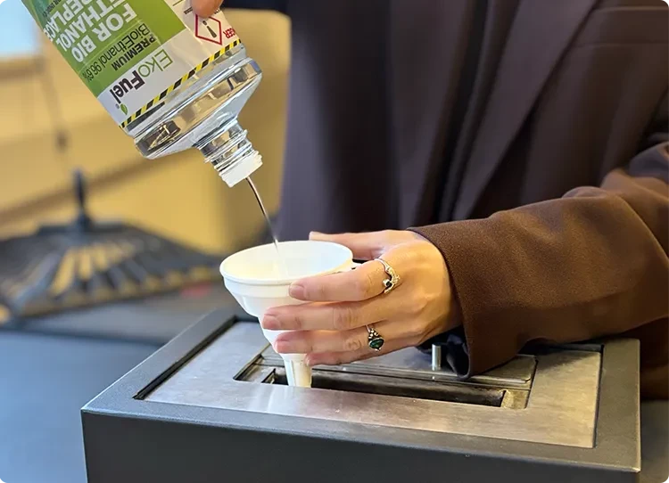 turnarea combustibilului bioetanol cu ajutorul unei pâlnii