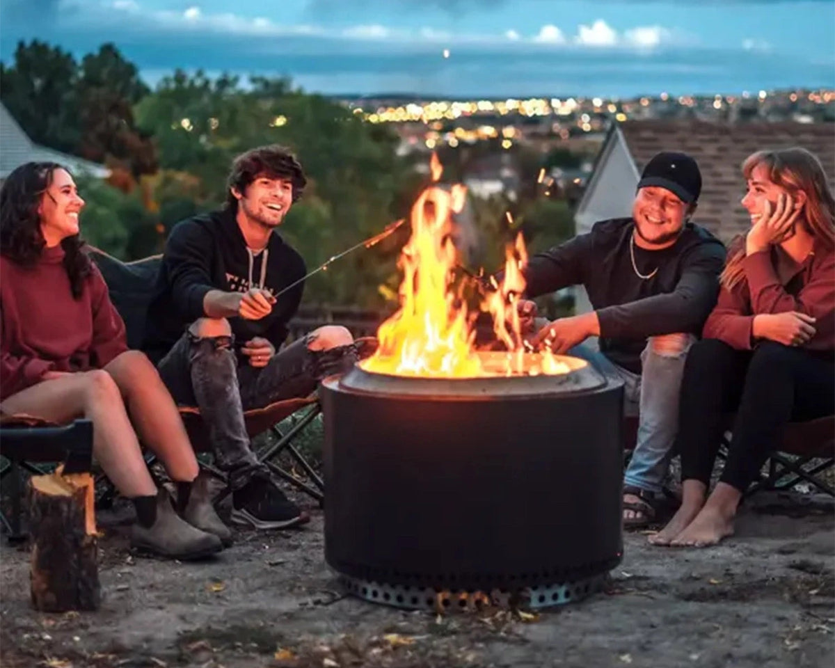 Foc de grădină Solo Stove Yukon Black într-un decor exterior primitor