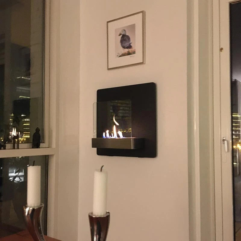 Șemineu elegant negru montat pe perete